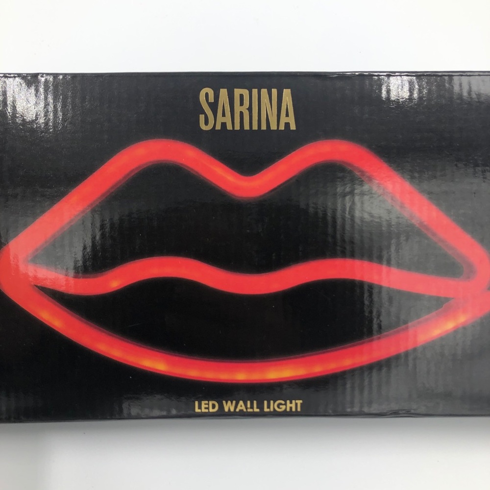 Red Lips LED Wall Light - Picture 7 of 10